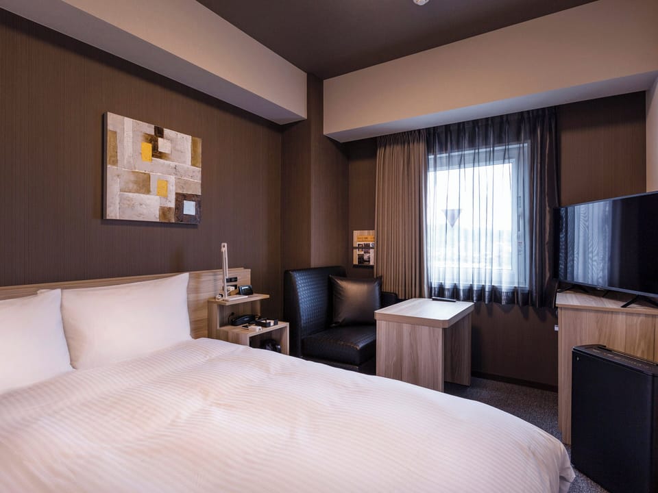 Desk, WiFi (free), bed sheets