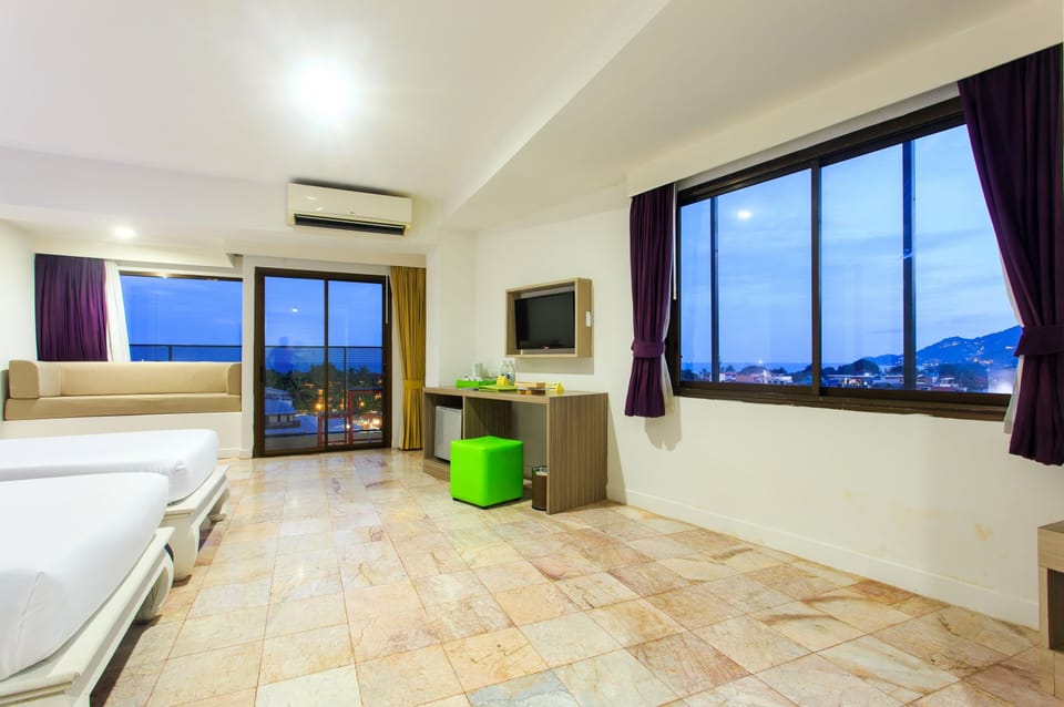 Deluxe Studio | Minibar, in-room safe, desk, blackout drapes