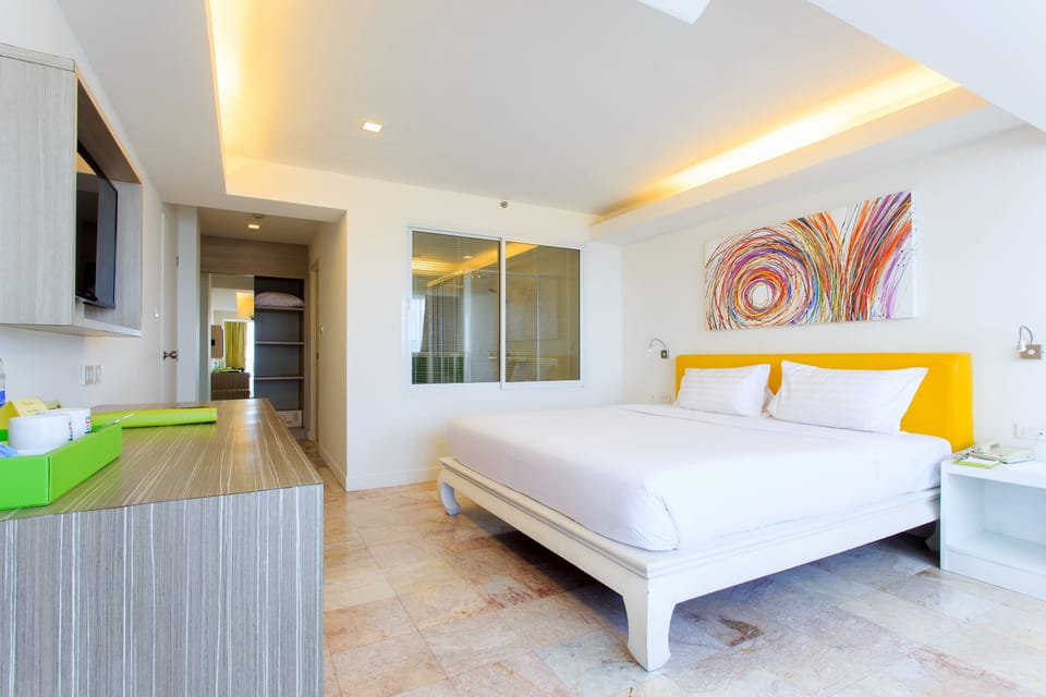 Studio Suite, 1 King Bed | Minibar, in-room safe, desk, blackout drapes
