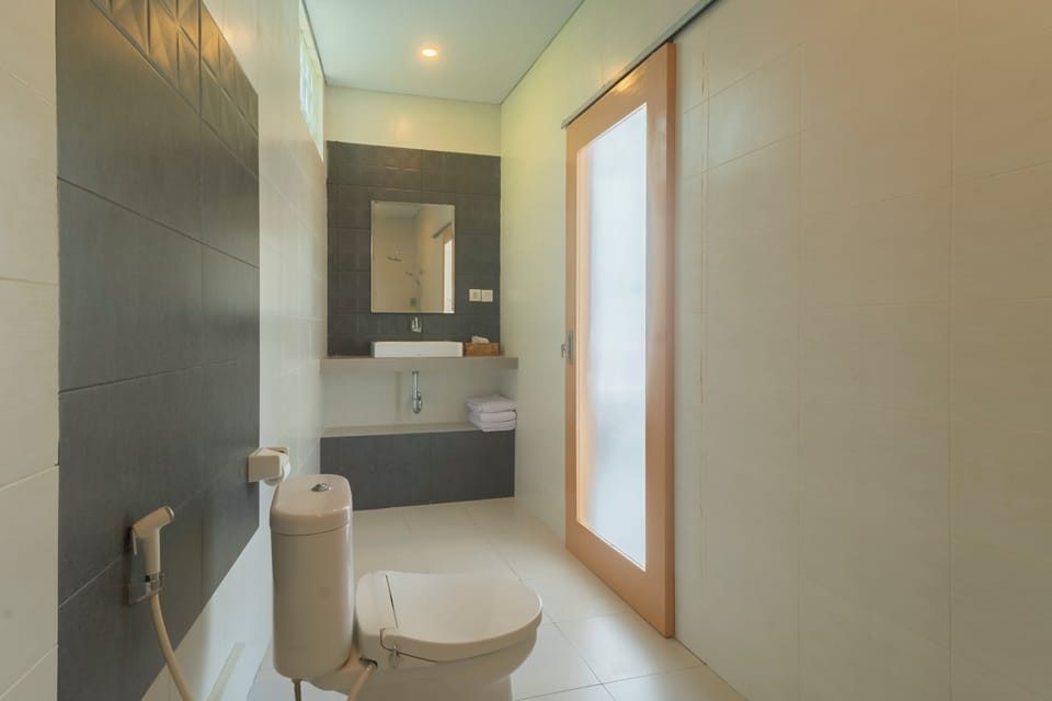Suite | Bathroom | Shower, rainfall showerhead, towels, soap
