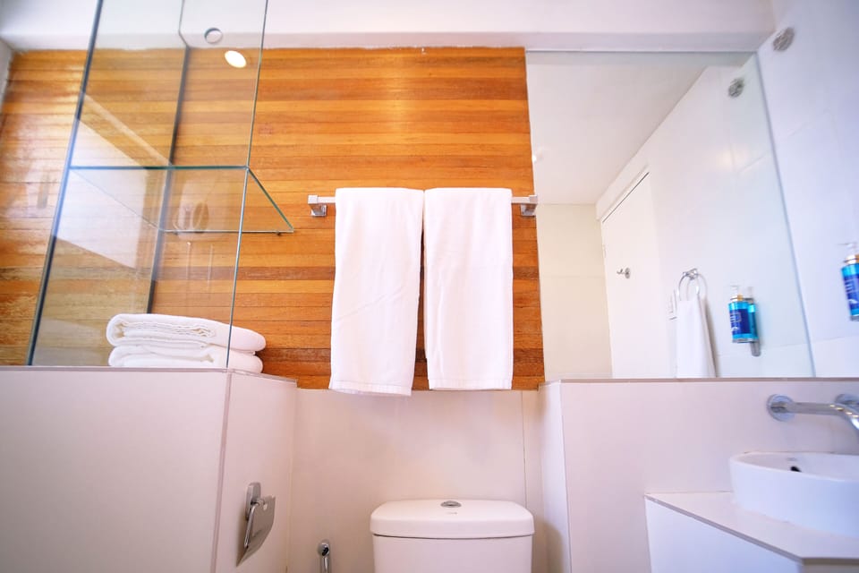 Deluxe Double Room | Bathroom | Shower, free toiletries, hair dryer, slippers