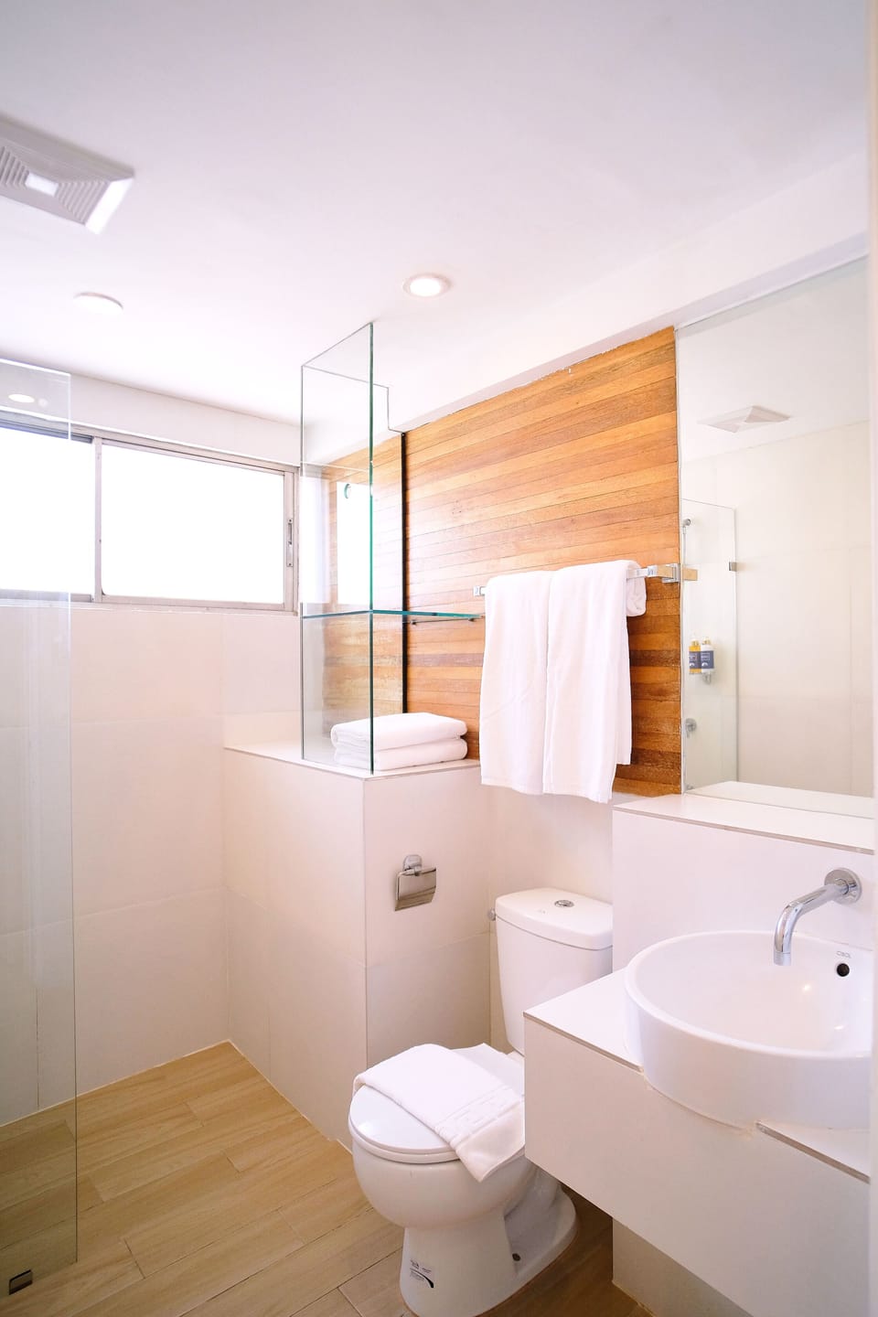 Deluxe Double Room | Bathroom | Shower, free toiletries, hair dryer, slippers