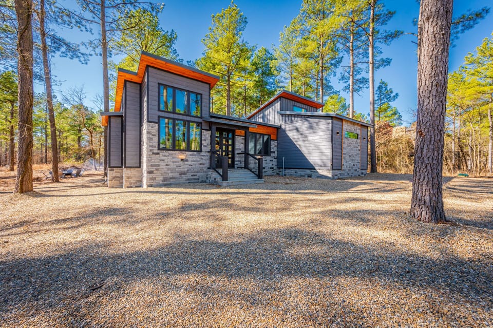 Boho Bungalow is a stylish modern cabin located near Broken Bow Lake and Beavers Bend State Park.