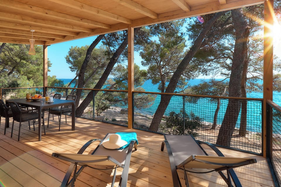 Deluxe mobile home, seafront - whirlpool | Terrace/patio