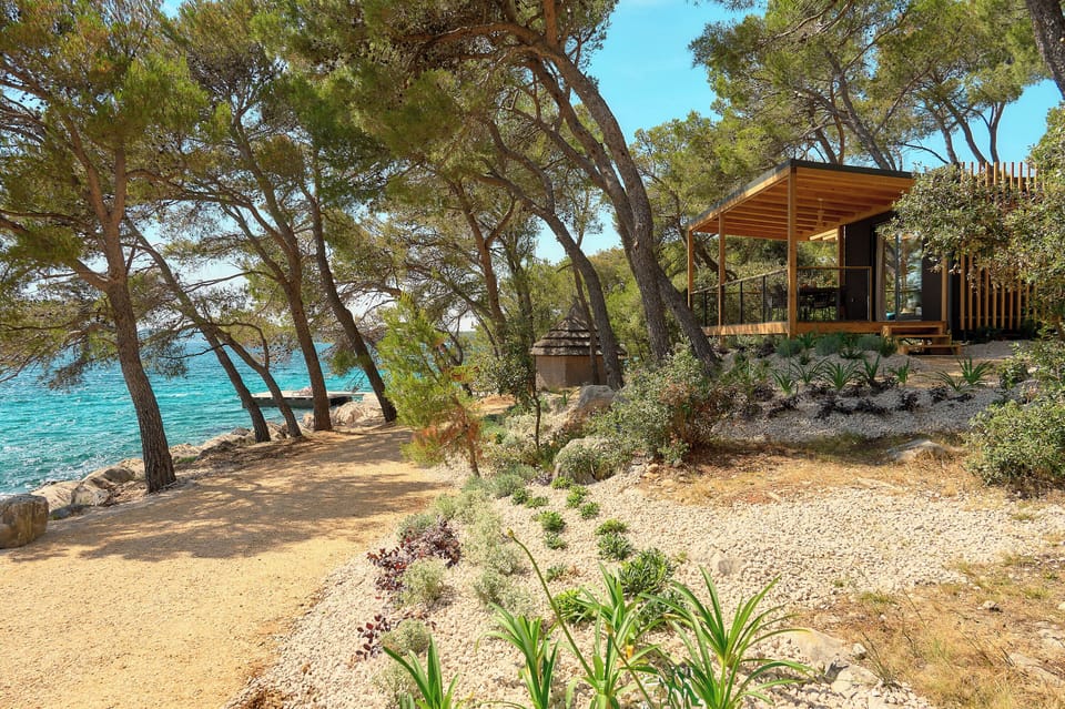 Deluxe mobile home, seafront - whirlpool | 2 bedrooms, soundproofing, cribs/infant beds, free WiFi