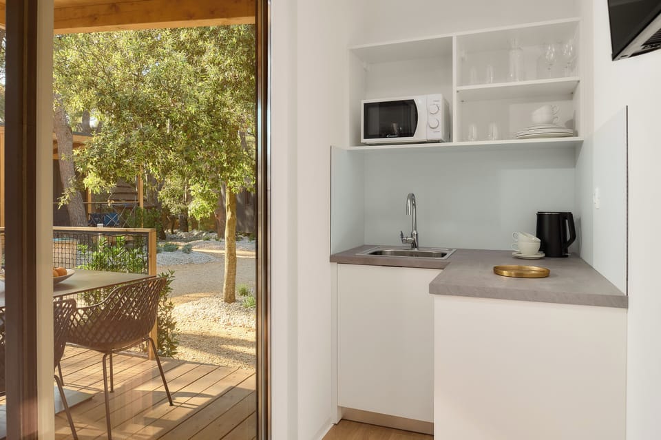 Superior mobile home | Private kitchenette | Fridge, microwave, stovetop, coffee/tea maker
