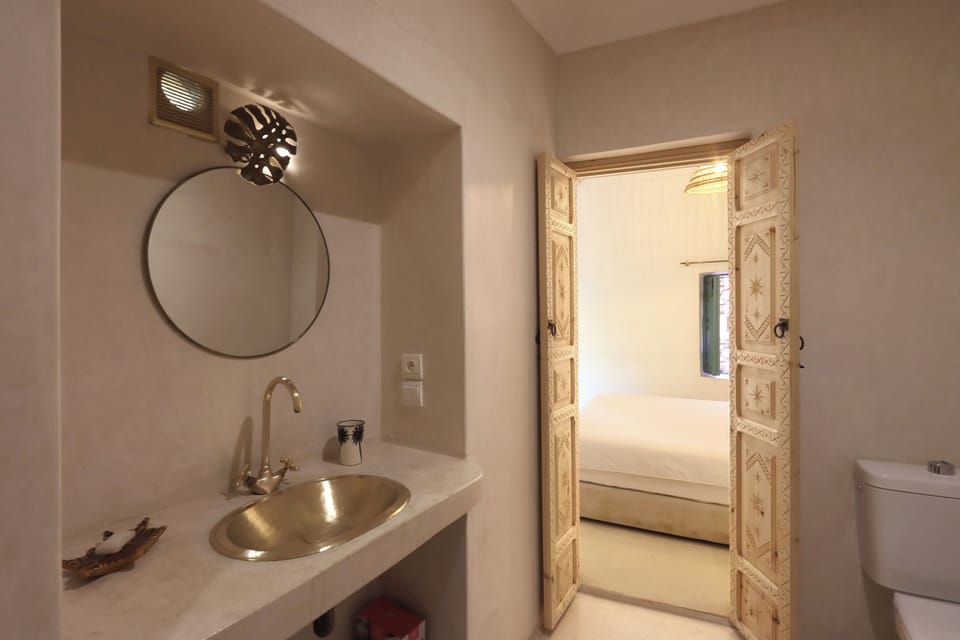 Superior Room, 1 Bedroom | Bathroom | Shower, rainfall showerhead, free toiletries, hair dryer