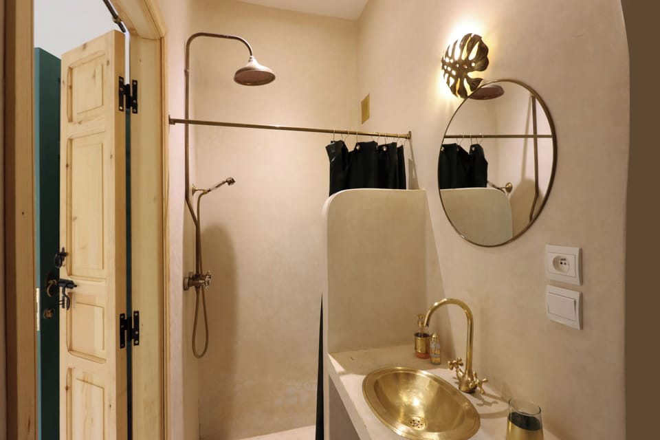 Comfort Room, 1 Double Bed | Bathroom | Shower, rainfall showerhead, free toiletries, hair dryer