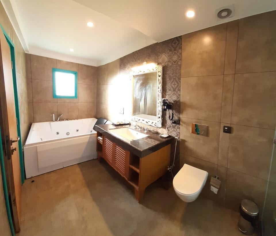 Royal Suite, Bathtub | Bathroom | Combined shower/tub, deep soaking tub, rainfall showerhead, hair dryer