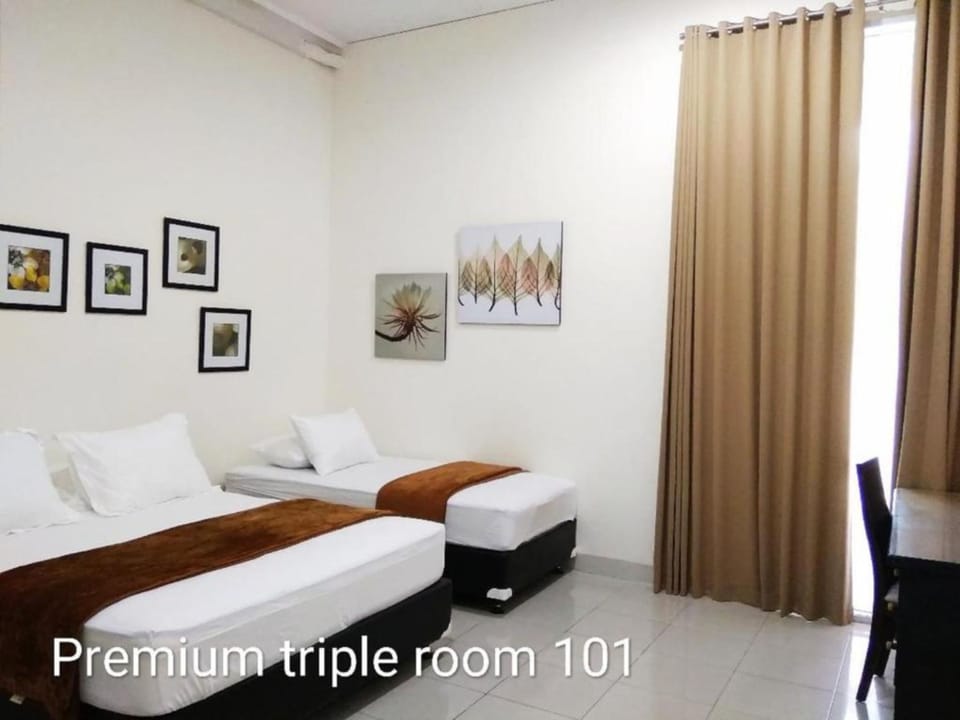 Standard Triple Room | Desk, free WiFi, bed sheets