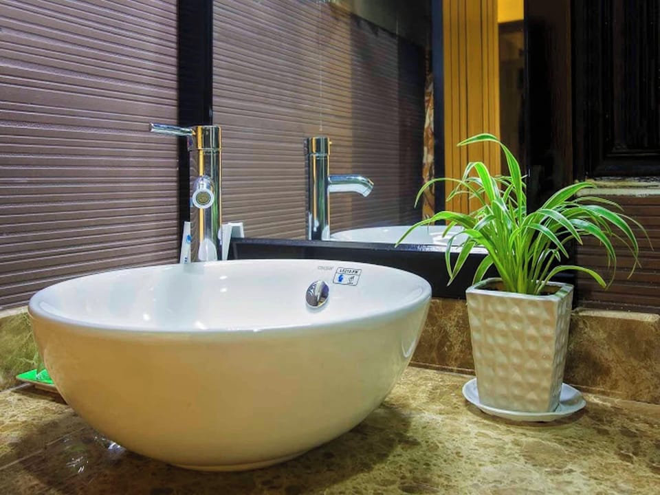Superior Twin Room | Bathroom | Free toiletries, hair dryer, slippers, bidet