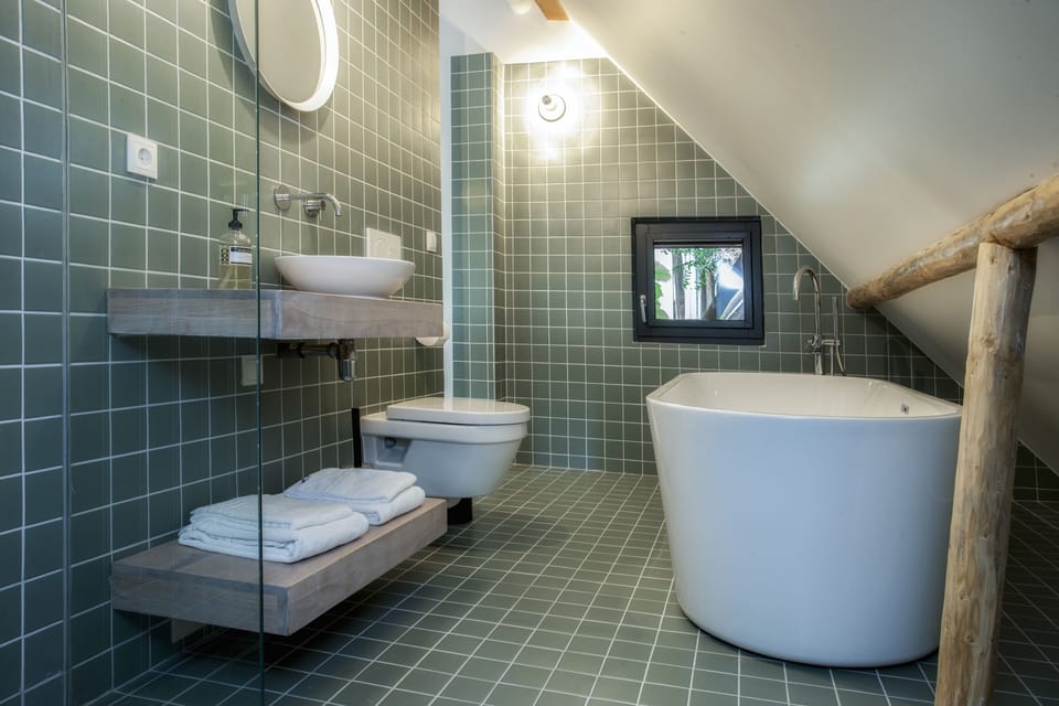 Double or Twin Room (Twa) | Bathroom | Free toiletries, hair dryer, heated floors (bathroom), towels