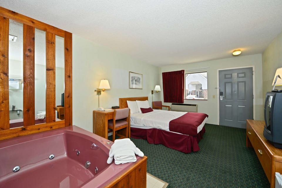 Deluxe Room, 1 Queen Bed, Jetted Tub | Television
