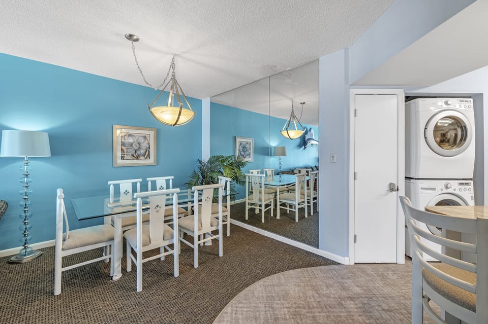 Dining table seats 6 with additional seating at the breakfast bar.