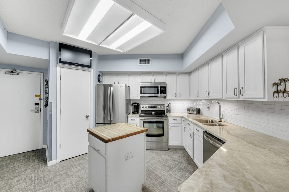 Fully Equipped Kitchen with a Breakfast Bar