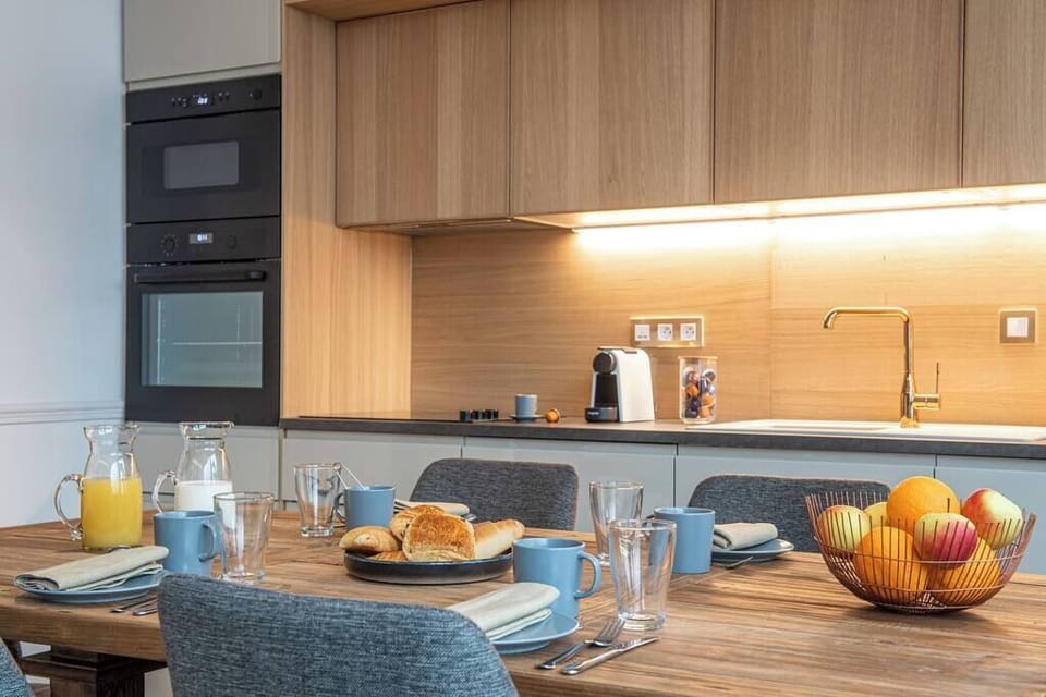 Vue sur la cuisine équipée et la table à manger