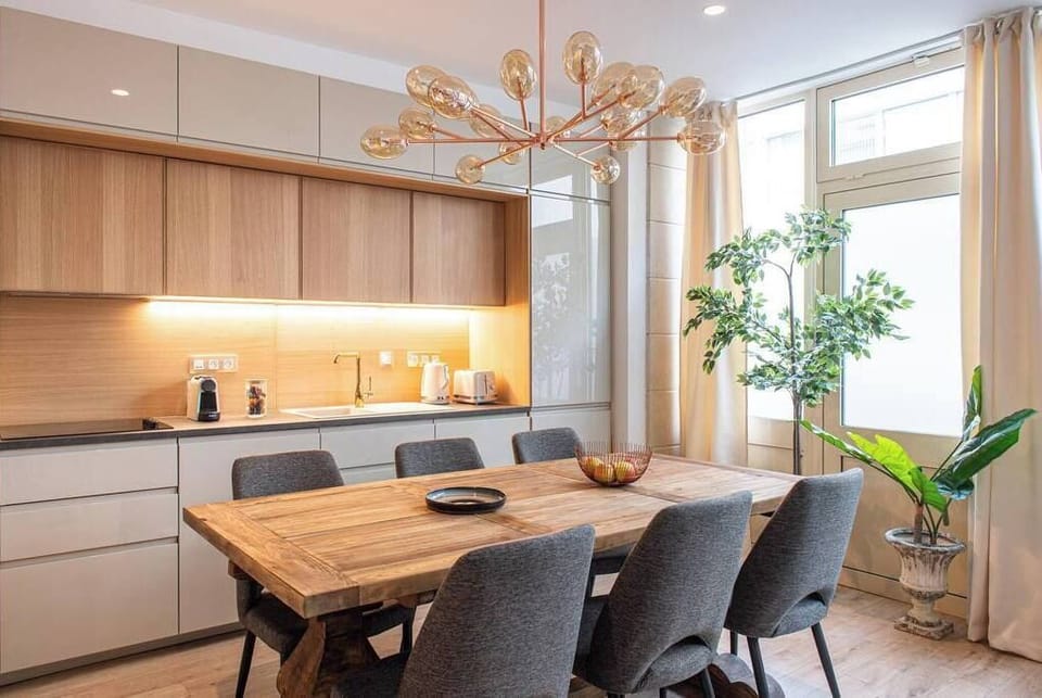Vue sur la cuisine équipée et la table à manger
