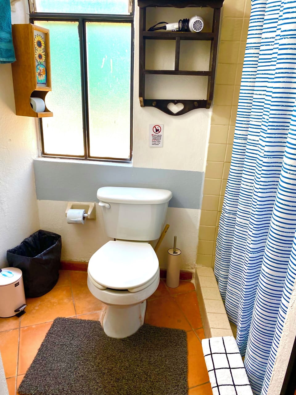 habitación Frida cama doble | Bathroom | Shower, towels, soap, shampoo