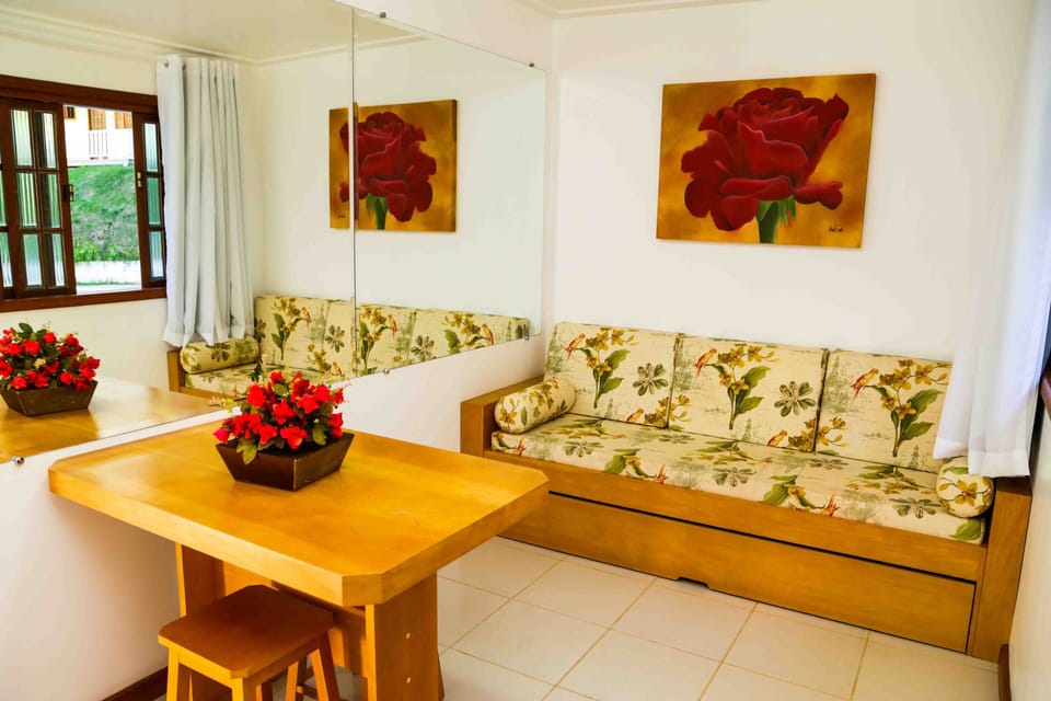 Suite Luxo | Living area | TV, toys