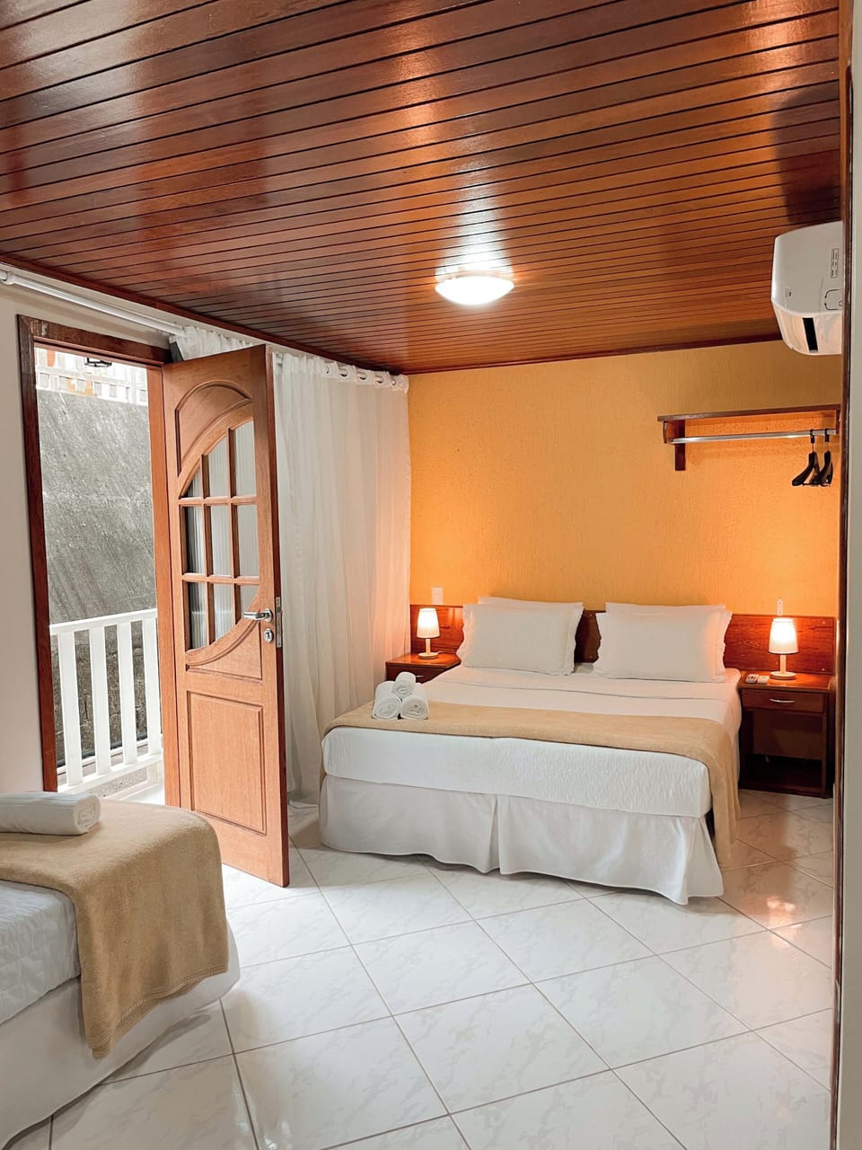 Minibar, in-room safe, bed sheets