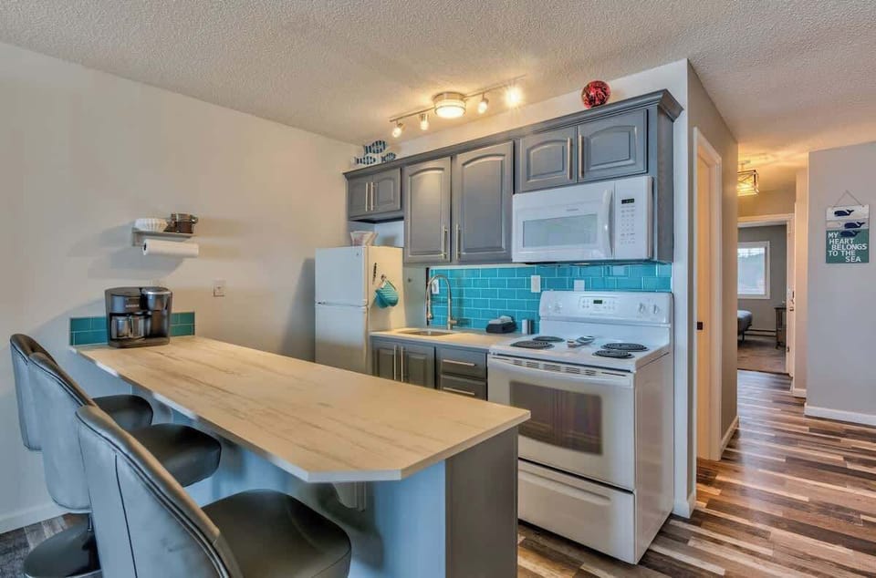 The unit has a full kitchen for prepping meals or even just reheating leftovers