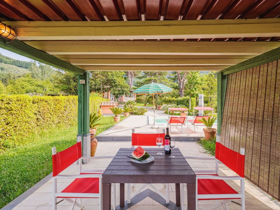 Table, Plant, Property, Shade, Wood, Lighting, Architecture, Interior Design, Tree, Outdoor Furniture