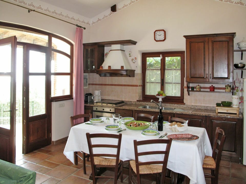 Room, Property, Furniture, Dining Room, Building, Interior Design, Table, Kitchen & Dining Room Table, Ceiling, House