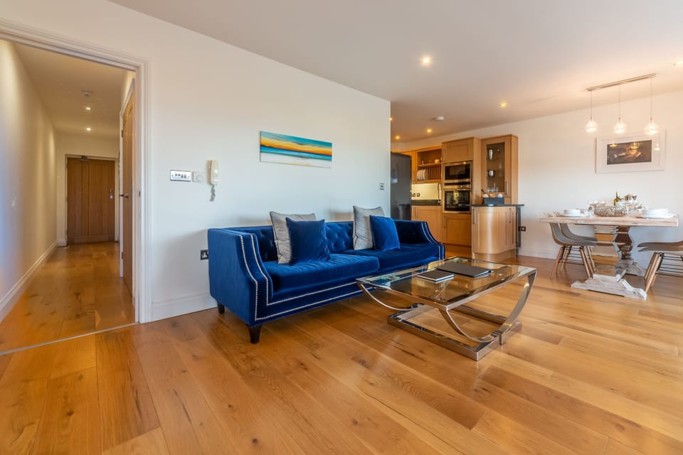 5 Four Seasons, Carbis Bay. First floor: Spacious and contemporary