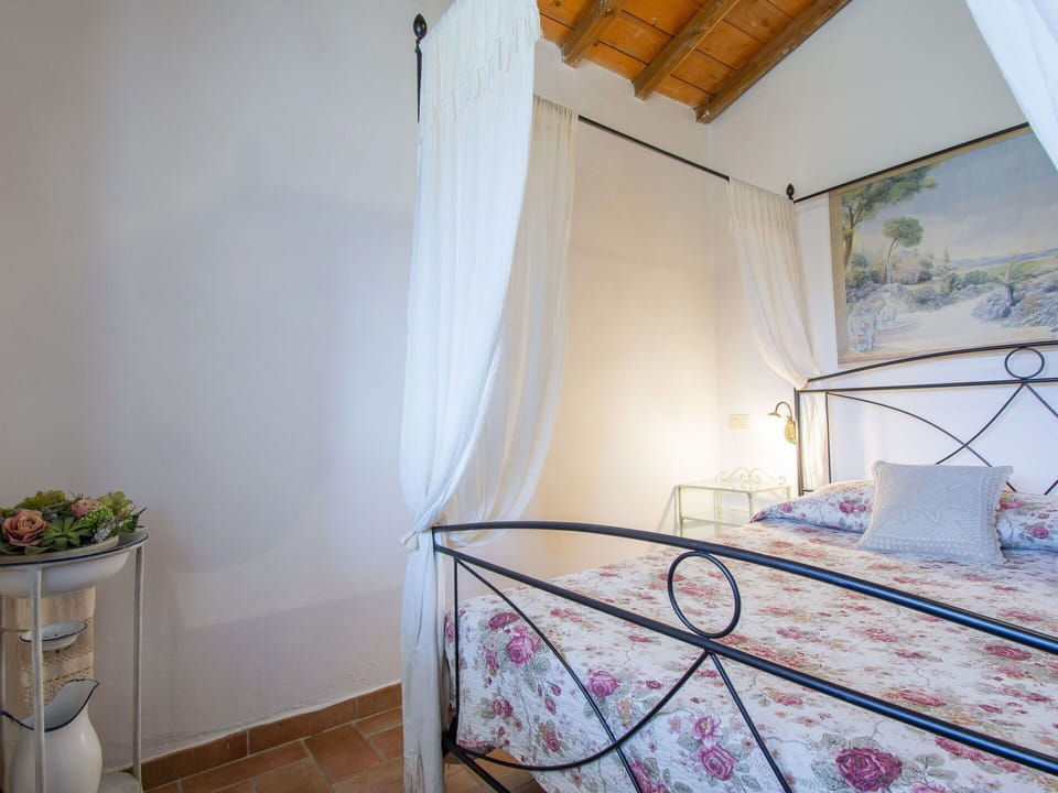 Property, Window, Flowerpot, Building, Wood, Interior Design, Comfort, House, Bed Frame, Shade