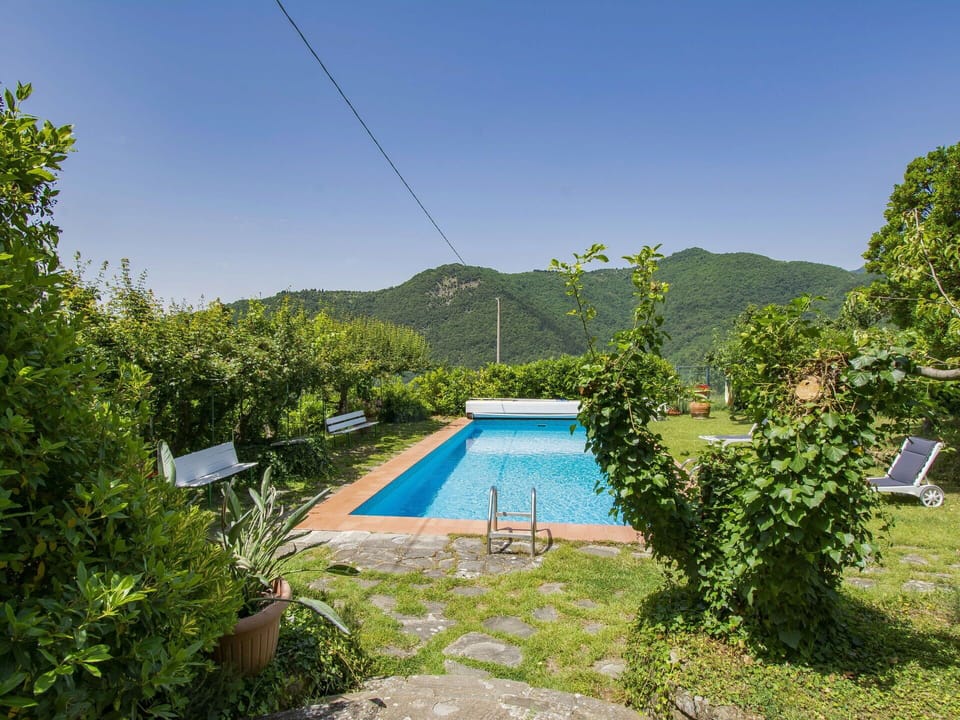 Water, Plant, Water Resources, Sky, Swimming Pool, Natural Landscape, Outdoor Furniture, Leisure, Tree, Grass