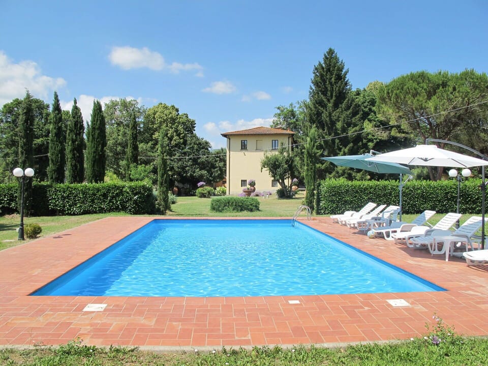 Swimming Pool, Property, Real Estate, Grass, Residential Area, Leisure, House, Building, Vacation, Backyard