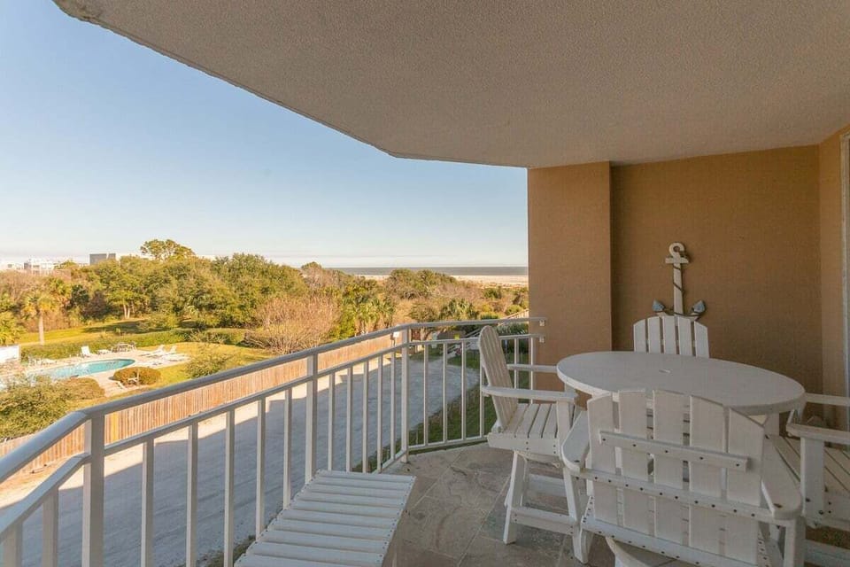 North Breakers 405 - Private Balcony with table and chairs