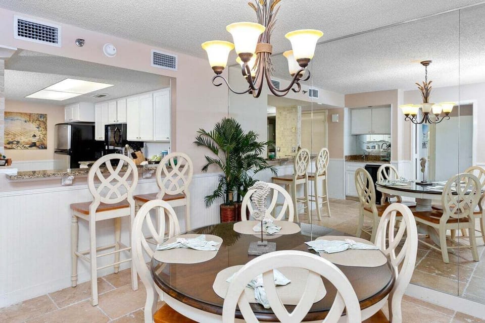 North Breakers 405 - Dining Space and breakfast bar