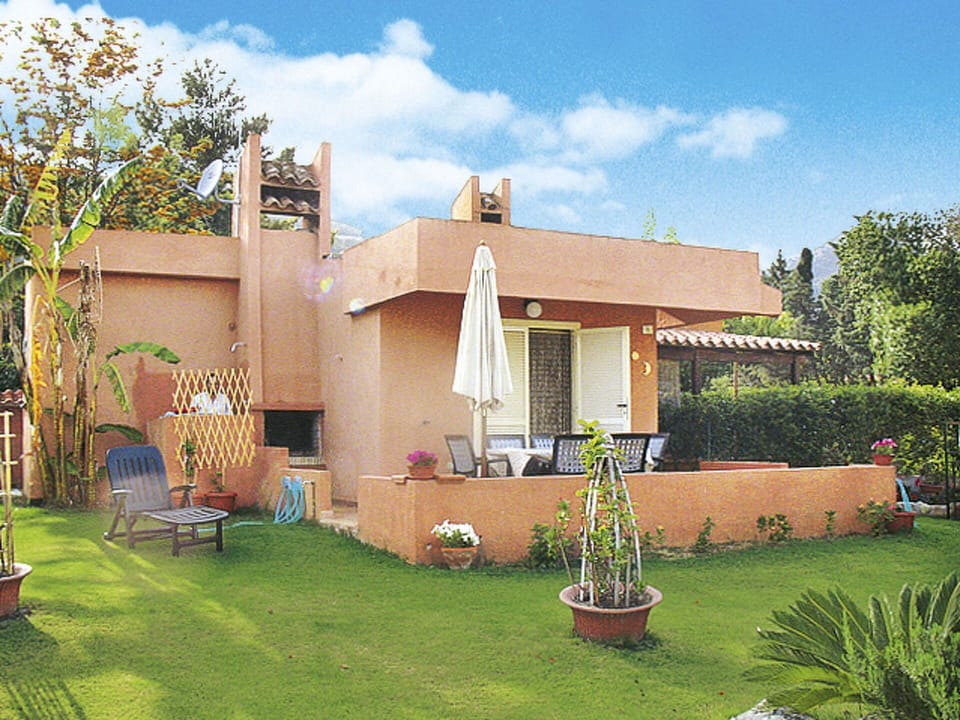 Property, House, Home, Building, Real Estate, Backyard, Residential Area, Grass, Yard, Architecture