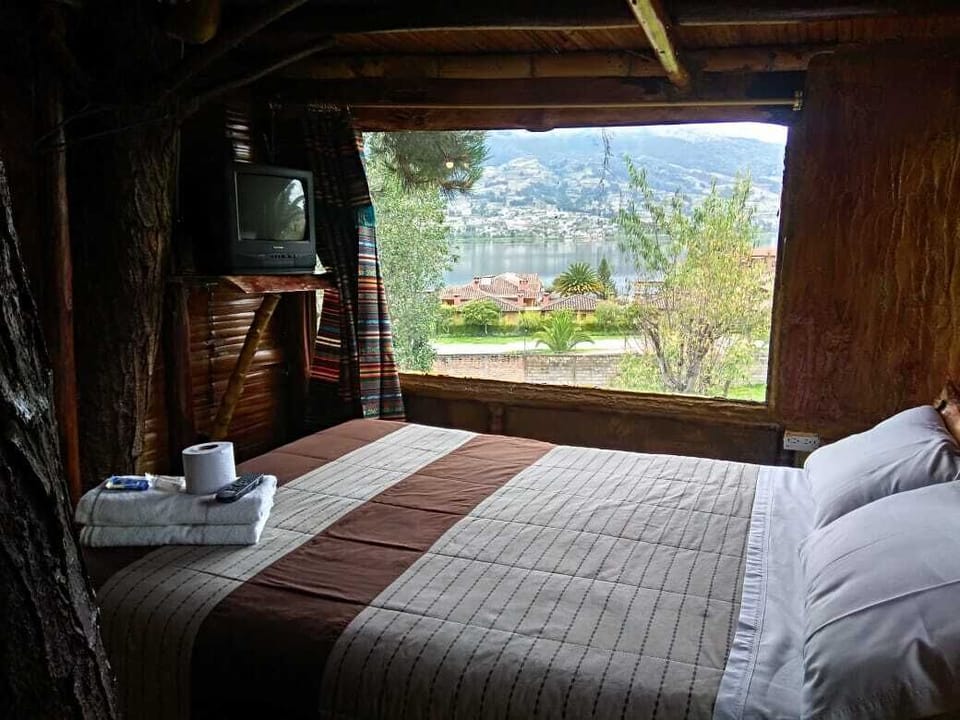 Standard Room, 1 King Bed, Lake View | Down comforters, WiFi (free)