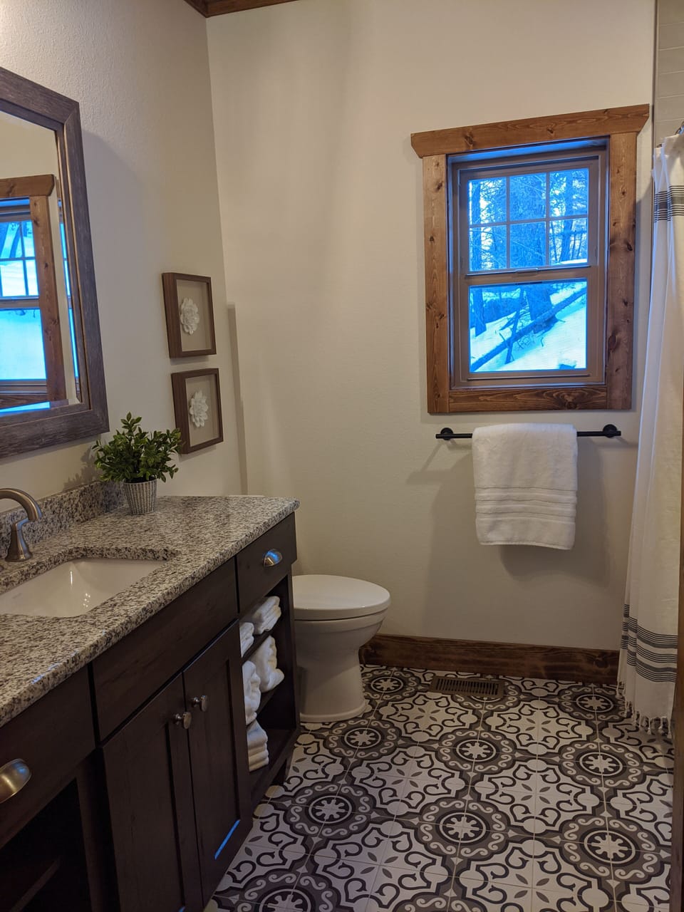 Main level bath w/ Tub/shower combination