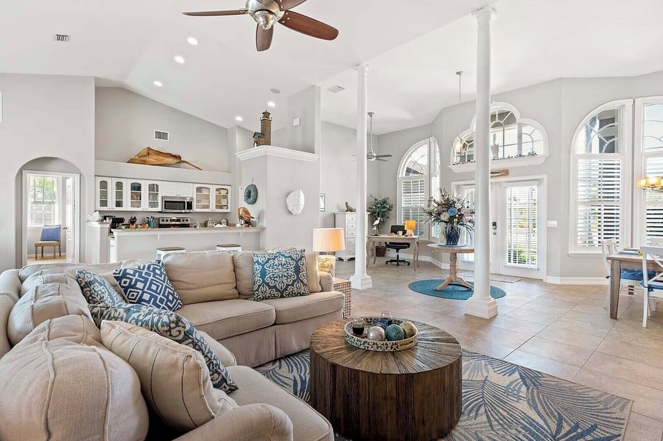 Living Room Open to the Dining and Kitchen Great for Entertainment