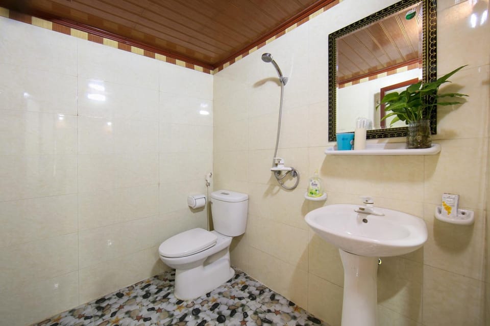 Shower, rainfall showerhead, free toiletries, hair dryer