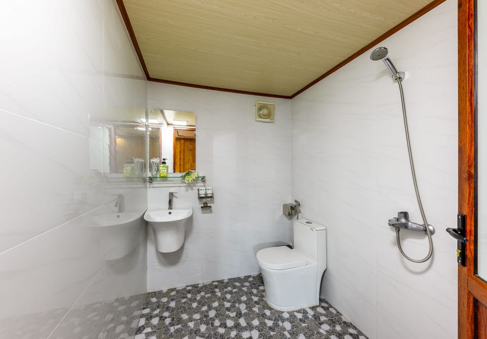 Shower, rainfall showerhead, free toiletries, hair dryer