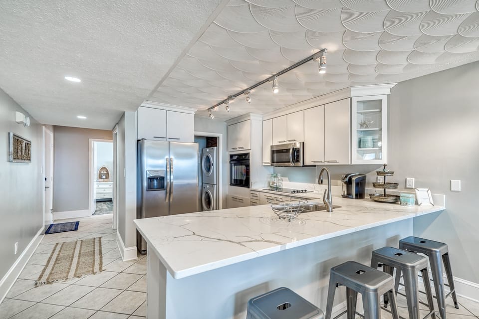Kitchen - Updated with new Countertops