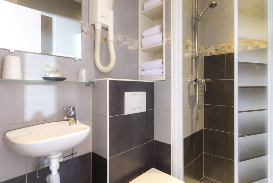 Standard Double Room | Bathroom | Shower, hair dryer, towels