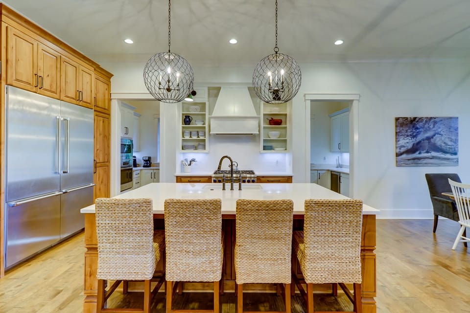 Kitchen w/ Breakfast Bar - Seats 4