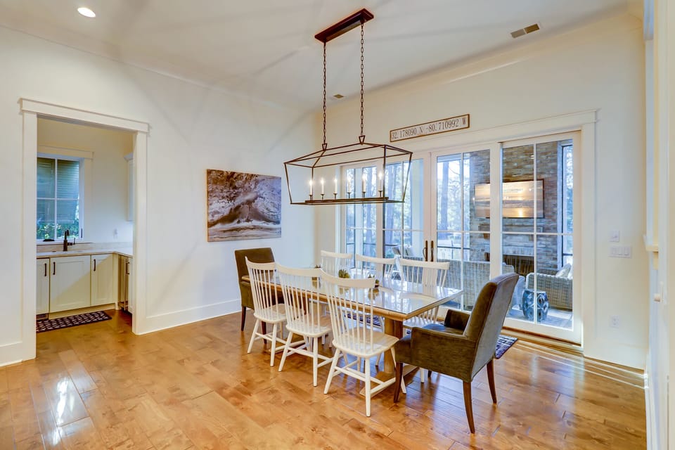 Dining Area - Seats 8