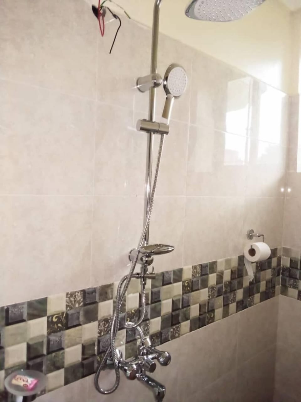 Shower, rainfall showerhead, free toiletries, slippers