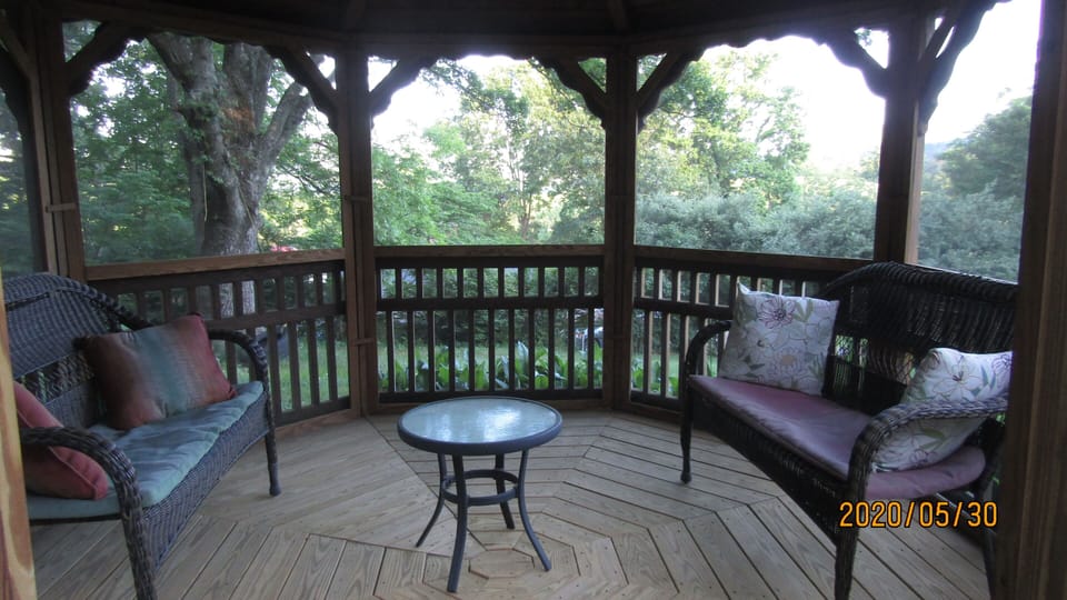 Lazy mornings or evenings in the cozy gazebo!