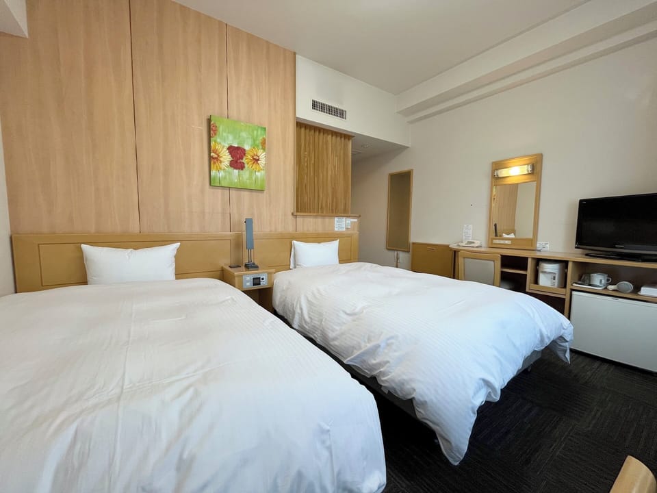 Blackout drapes, free WiFi, bed sheets