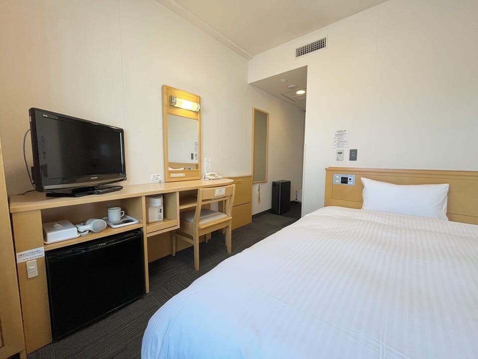 Blackout drapes, free WiFi, bed sheets