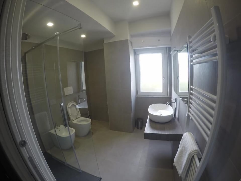 Deluxe Double Room | Bathroom | Shower, bidet, towels