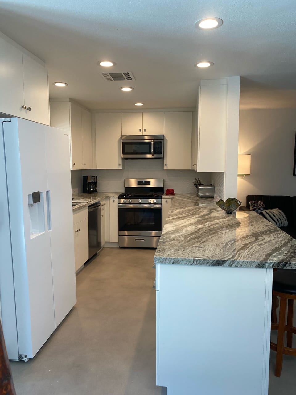 Fully equipped Kitchen electric cooking range