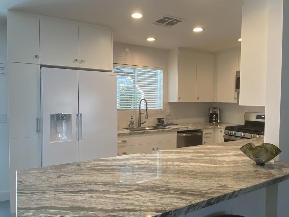 Kitchen breakfast bar